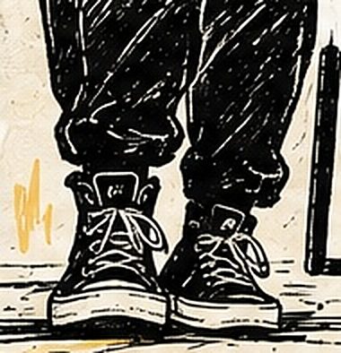 Des chaussures montantes vues de près, debout au bord d’une scène