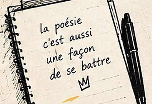 Un carnet ouvert portant la phrase : la poésie c’est aussi une façon de se battre