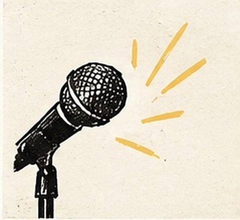 Un microphone éclairé de jaune, prêt pour une prise de parole