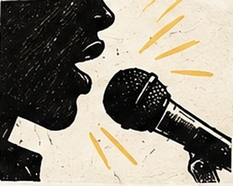 Une bouche grande ouverte tout près d’un microphone, entourée d’éclats jaunes
