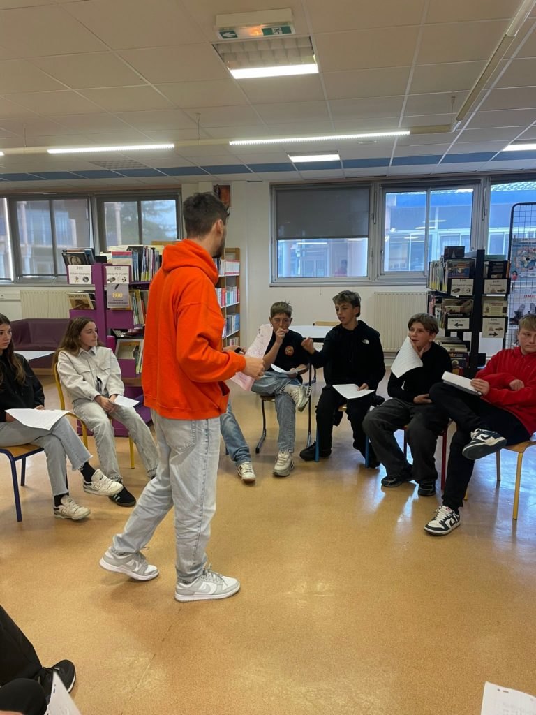 Une prise de parole debout pendant un atelier d'éloquence