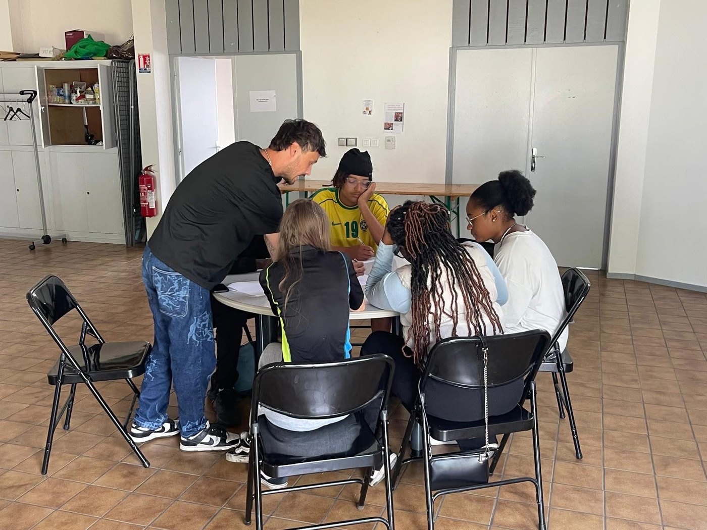 Un participant en train d'enregistrer sa voix lors d'un atelier rap