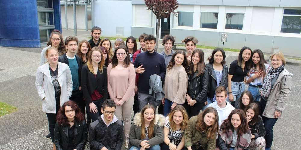 Un groupe en train d'écrire pendant un atelier slam