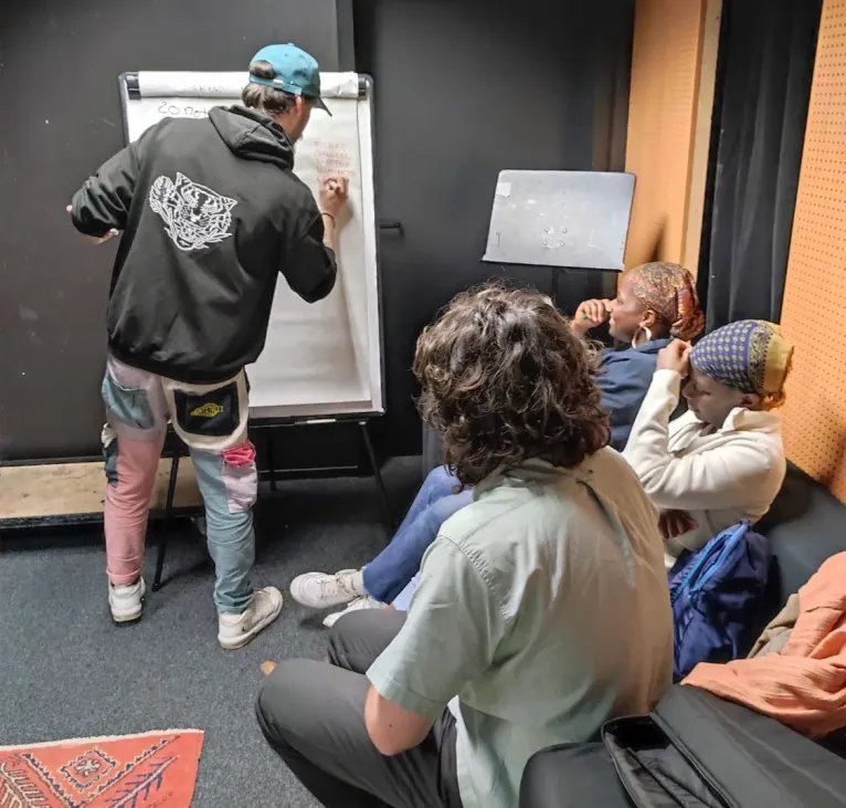 Le groupe réuni avec son enseignant à la fin d'un atelier slam