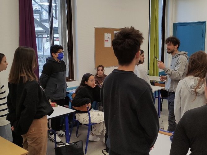 Un groupe debout en salle de classe pendant un atelier d'éloquence